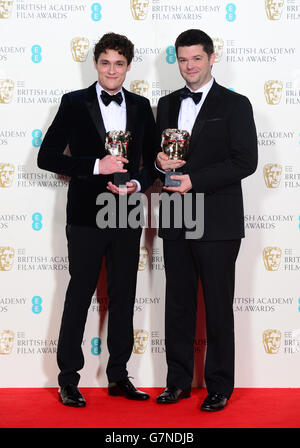 Phil Lord e Christopher Miller (a destra), vincitori del premio Best animated Film per il film 'Lego Movie', all'EE British Academy Film Awards presso la Royal Opera House di Bow Street a Londra. PREMERE ASSOCIAZIONE foto. Data immagine: Domenica 8 febbraio 2015. Vedere la storia di PA SHOWBIZ BAFTA. Il credito fotografico dovrebbe essere: Dominic Lipinski/PA Wire Foto Stock