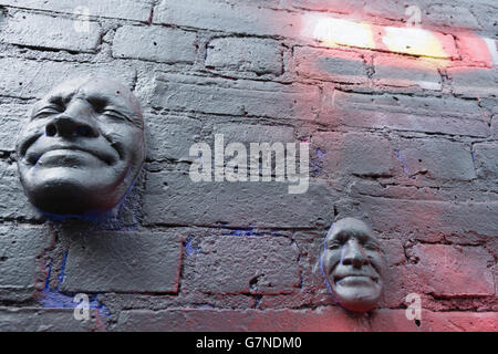 Faccia scultura di Francese street artista Gregos, parte del suo 'My faccia sulle pareti di Inghilterra " sculture. Foto Stock