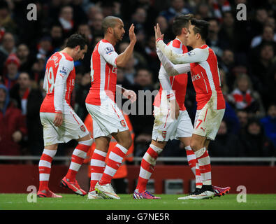 Calcio - Barclays Premier League - Arsenal / Leicester City - Emirates Stadium. Theo Walcott dell'Arsenal (seconda a sinistra) festeggia il suo secondo obiettivo del gioco contro Leicester City con Alexis Sanchez (destra). Foto Stock