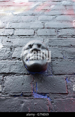 Faccia scultura di Francese street artista Gregos, parte del suo 'My faccia sulle pareti di Inghilterra " sculture. Foto Stock