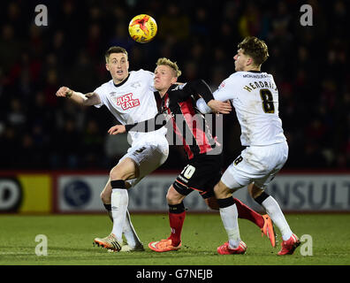 Craig Forsyth della contea di Derby (a sinistra) e il compagno di squadra Jeff Hendrick (A destra) Battaglia con Matt Ritchie di AFC Bournemouth (al centro) Foto Stock