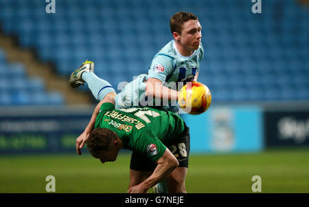 Calcio - Sky Bet League One - Coventry City / Scunthorpe United - Ricoh Arena. Matthew Pennington di Coventry City e Gary McSheffrey, Scunthorpe United, in azione Foto Stock