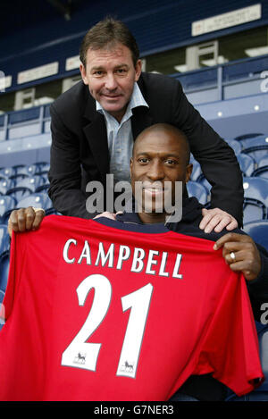 Kevin Campbell si unisce a West Bromwich Albion - The Hawthorns. Il manager di West Bromwich Albion Bryan Robson è in piedi con la sua nuova firma Kevin Campbell. Foto Stock