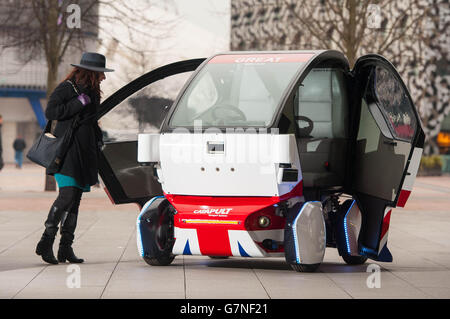 Una donna guarda un prototipo del pod senza conducente Pathfinder, che sarà il primo veicolo autonomo del Regno Unito a lavorare sui sentieri pubblici, che è stato presentato oggi dal Transport Systems Catapult in occasione di un evento di lancio del governo a Greenwich, Londra. Foto Stock