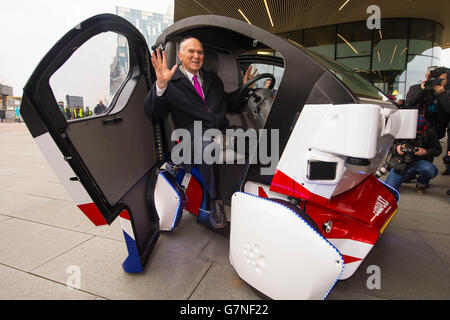 SOLO PER USO EDITORIALE il Business Secretary vince Cable si trova all'interno di un prototipo del Pod senza conducente Pathfinder, che sarà il primo veicolo autonomo nel Regno Unito a lavorare su sentieri pubblici, che è stato presentato oggi dalla Transport Systems Catapult in occasione di un evento di lancio governativo a Greenwich, Londra. Foto Stock