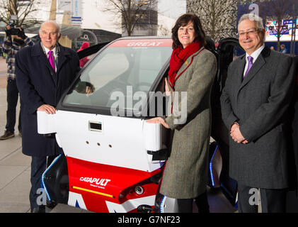 SOLO PER USO EDITORIALE il CEO di Transport Systems Catapult Steve Yianni (a destra) mostra al Segretario commerciale vince Cable (a sinistra) e al Ministro dei Trasporti Claire Perry (al centro) un prototipo del Pod senza conducente Pathfinder, che sarà il primo veicolo autonomo nel Regno Unito a lavorare su sentieri pubblici, Che è stato svelato oggi dalla Transport Systems Catapult in occasione di un evento di lancio del Governo a Greenwich, Londra. Foto Stock