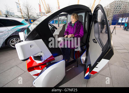 Brenda Stevenson, 82 anni, di Greenwich si trova all'interno di un prototipo del pod senza conducente Pathfinder, che sarà il primo veicolo autonomo del Regno Unito a lavorare su sentieri pubblici, che è stato presentato oggi dal Transport Systems Catapult in occasione di un evento di lancio del governo a Greenwich, Londra. Foto Stock