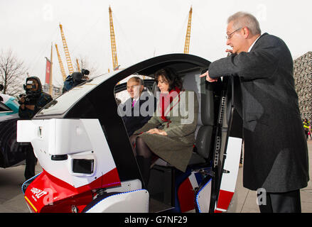 SOLO PER USO EDITORIALE il CEO di Transport Systems Catapult Steve Yianni (a destra) mostra al Segretario commerciale vince Cable (a sinistra) e al Ministro dei Trasporti Claire Perry (al centro) un prototipo del Pod senza conducente Pathfinder, che sarà il primo veicolo autonomo nel Regno Unito a lavorare su sentieri pubblici, Che è stato svelato oggi dalla Transport Systems Catapult in occasione di un evento di lancio del Governo a Greenwich, Londra. Foto Stock