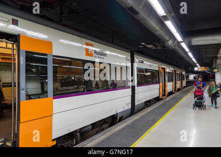 Treno regionale di Rodalies de Catalunya a una fermata della metropolitana stazione ferroviaria. Barcellona, in Catalogna, Spagna. Foto Stock