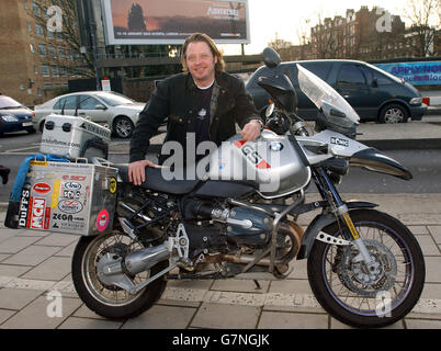 Il motociclista round-the-World, Charley Boorman con una delle tre moto BMW R1150GS Adventure ha contribuito a Boorman e al suo compagno di equitazione Ewan McGregor, by BMW, per il loro epico viaggio documentario 'Long Way Round' Foto Stock