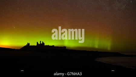 L'aurora boreale, o l'aurora boreale come sono comunemente conosciuti al castello di Dunstanburgh in Northumberland. Foto Stock