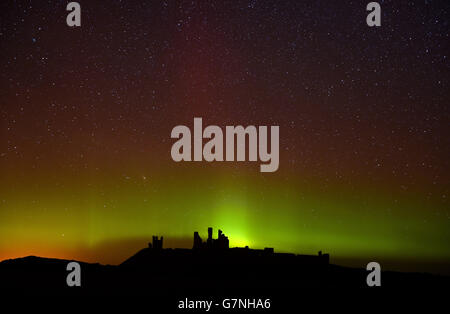 L'aurora boreale, o l'aurora boreale come sono comunemente conosciuti al castello di Dunstanburgh in Northumberland. Foto Stock