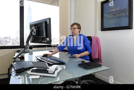 Alison Saunders, direttore dei pubblici ministeri, propone una fotografia nel suo ufficio a Londra. Foto Stock