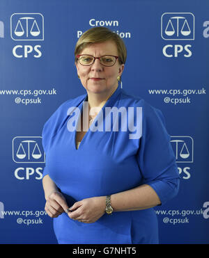 Alison Saunders, direttore dei pubblici ministeri, propone una fotografia nel suo ufficio a Londra. Foto Stock