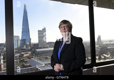 Alison Saunders, direttore dei pubblici ministeri, propone una fotografia nel suo ufficio a Londra. Foto Stock