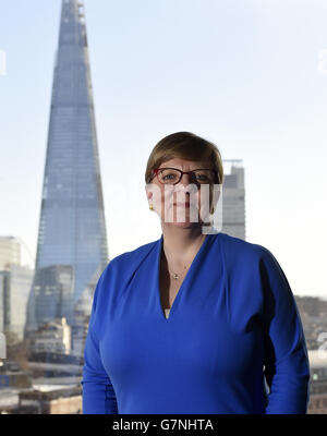 Alison Saunders, direttore dei pubblici ministeri, propone una fotografia nel suo ufficio a Londra. Foto Stock