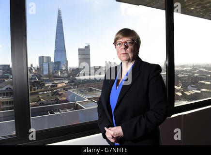 Direttore dei ritratti dei pubblici ministeri. Alison Saunders, direttore dei procedimenti pubblici, propone una fotografia nel suo ufficio a Londra. Foto Stock