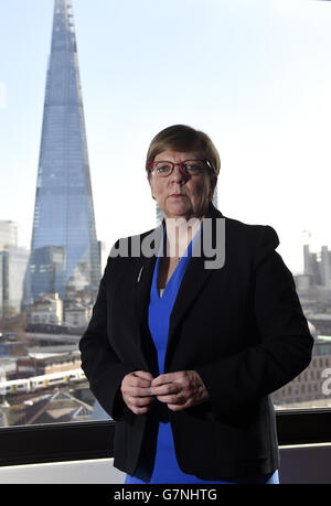 Alison Saunders, direttore dei pubblici ministeri, propone una fotografia nel suo ufficio a Londra. Foto Stock