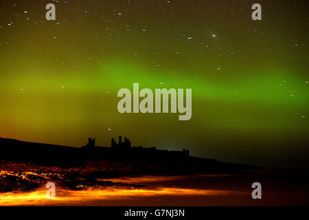 L'aurora boreale, o l'aurora boreale come sono comunemente conosciuti al castello di Dunstanburgh in Northumberland. Foto Stock