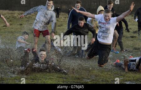 Martedì Shrove. Alcuni dei giocatori cadono durante la partita di calcio di Shrovetide ad Alnwick, Northumberland. Foto Stock