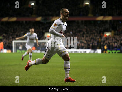 Roberto Soldado di Tottenham Hotspur segna il suo primo gol al fianco del gioco durante la partita UEFA Europa League a White Hart Lane, Londra. Foto Stock