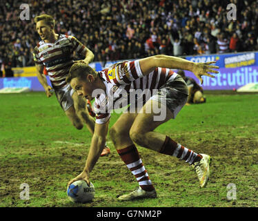 Joe Burgess di Wigan Warriors va oltre per la seconda prova della sua squadra, per legare la partita a 12-12 durante la partita della World Club Series al DW Stadium, Wigan. Foto Stock