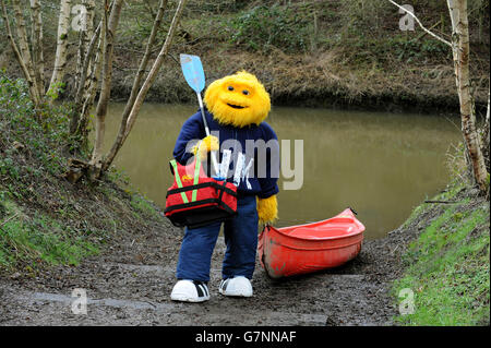 Il mostro di miele in canoa a Boreatton Park nello Shropshire per celebrare il lancio del nuovo e migliorato mostro di miele, precedentemente noto come Puffi di zucchero, che ora contiene un terzo in meno di zucchero di quello che ha fatto un decennio fa. Foto Stock