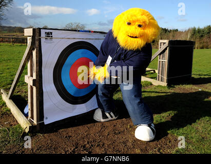 Il mostro di Miele durante una lezione di tiro con l'arco al Boreatton Park nello Shropshire per celebrare il lancio dei nuovi e migliorati puffs del mostro di Miele, precedentemente noti come puffs dello zucchero, che ora contiene un terzo in meno di zucchero di quanto non abbia fatto dieci anni fa. Foto Stock