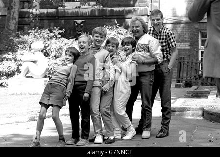 Il cantante Gerry Marsden si pone con alcuni dei bambini colpiti dal disastro antincendio di Bradford City. La sua canzone che tu non camminerai mai da sola è quella di raccogliere soldi per il Bradford Disaster Appeal. (l-r) Paul Barracroft, 10, Andrew Long, 8, Dominic Robershaw, 12, Darryl Cox, 11, Joanne Baron, 10, Gerry Marsden, e Paul Rock, 16. Foto Stock