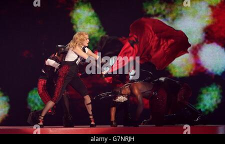 Brit Awards 2015 - Mostra - Londra. Madonna si esibisce sul palco durante i Brit Awards 2015 alla O2 Arena di Londra. Foto Stock