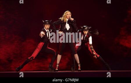 Brit Awards 2015 - Mostra - Londra. Madonna si esibisce sul palco durante i Brit Awards 2015 alla O2 Arena di Londra. Foto Stock