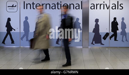 I passeggeri arrivano all'aeroporto di Gatwick poiché una persona su tre ritiene che nessuno dei sette partiti politici più importanti abbia politiche adeguate per affrontare l'immigrazione, un sondaggio dell'Associazione della Stampa ha rivelato prima dell'insieme finale dei dati ufficiali sull'immigrazione prima delle elezioni generali. Foto Stock