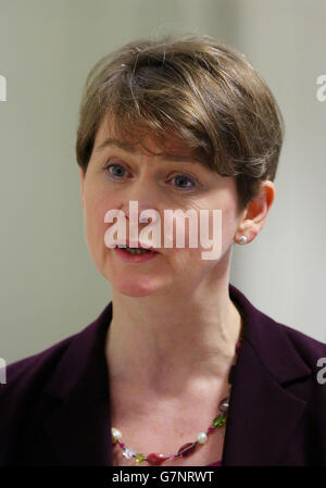 Shadow Home Secretary Yvette Cooper all'aeroporto di Gatwick dato che una persona su tre ritiene che nessuno dei sette partiti politici più importanti abbia politiche adeguate per affrontare l'immigrazione, un sondaggio della Press Association ha rivelato prima della serie finale di dati ufficiali sulle migrazioni prima delle elezioni generali. Foto Stock