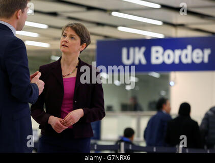 Yvette Cooper, segretario all'interno dell'ombra, parla con un funzionario (nome non dato) dell'aeroporto di Gatwick, in quanto una persona su tre ritiene che nessuno dei sette partiti politici più importanti abbia politiche adeguate per affrontare l'immigrazione, Un'indagine dell'Associazione Stampa ha rivelato prima della serie finale di dati ufficiali sulle migrazioni prima delle elezioni generali. Foto Stock