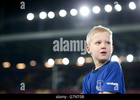 Calcio - UEFA Europa League - turno di 32 - seconda tappa - Everton v BSC Young Boys - Goodison Park. Giovani fan di Everton prima del calcio d'inizio Foto Stock