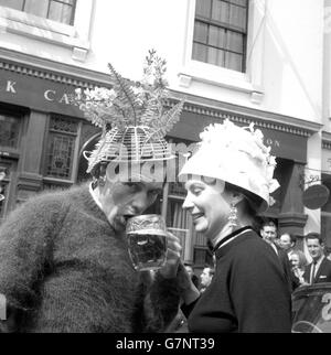 Derek Crompton e Lynette Baker vengono annunciati come vincitori del concorso di Pasqua sul cofano al pub Warwick Castle di Little Venice, Paddington. Foto Stock