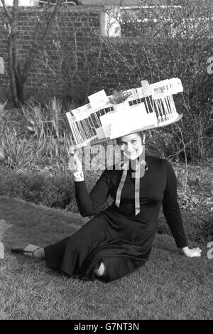 Le Olimpiadi di Monaco del 1972 sono il tema del cofano di Pasqua indossato da Maggie Hutchinson a Londra. Intitolato 'Olympic Flame', ha vinto il secondo premio nella sezione Mad Hats del concorso annuale di Pasqua Bonnet organizzato dal London Tourist Board. Foto Stock