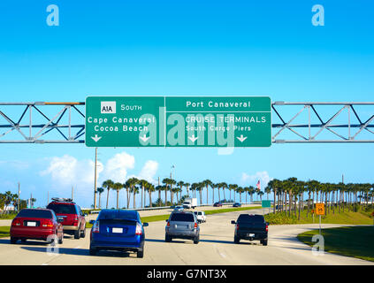 Cape Canaveral e Cocoa Beach Road sign in Florida vicino a Orlando Stati Uniti d'America Foto Stock