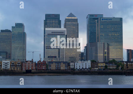 Londra, Inghilterra - Giugno 13, 2016: una vista del business, finanza ed economia quartiere di Londra a destra prima del sorgere del sole. Foto Stock