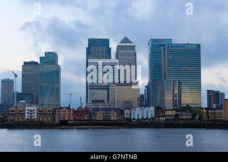 Londra, Inghilterra - Giugno 13, 2016: una vista del business, finanza ed economia quartiere di Londra a destra prima del sorgere del sole. Foto Stock