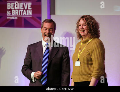 Nigel Farage, leader dell'UKIP, dà il benvenuto al volontario laburista Harriet Yeo (a destra) mentre dichiara il suo sostegno al partito durante la conferenza primaverile dell'UKIP tenutasi ai Giardini invernali di Margate. Foto Stock