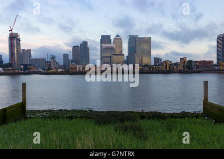 Londra, Inghilterra - Giugno 13, 2016: una vista del business, finanza ed economia quartiere di Londra a destra prima del sorgere del sole. Foto Stock