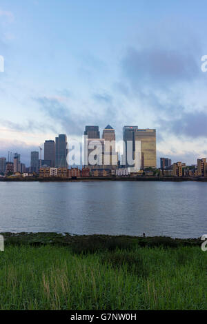 Londra, Inghilterra - Giugno 13, 2016: una vista del business, finanza ed economia quartiere di Londra a destra prima del sorgere del sole. Foto Stock