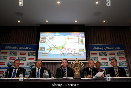 (Da sinistra a destra) Alan Gilpin, capo della Coppa del mondo di Rugby, Brett Gosper, amministratore delegato della Coppa del mondo di Rugby Ltd. Bernard Lapasset, presidente della Coppa del mondo di Rugby Limited, Akira Shimazu, CEO della Coppa del mondo di Rugby Giappone 2019, E Tatsuzo Yabe, Presidente della Japan Rugby Union all'annuncio delle sedi per la Coppa del mondo di rugby del Giappone 2019 al Westbury Hotel di Dublino Foto Stock