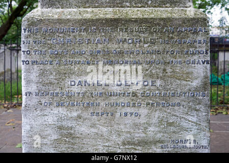 Iscrizione sul memoriale di Daniel Defoe (1659-1731) nei campi Bunhill, City Road, Londra, Inghilterra, Regno Unito. Foto Stock