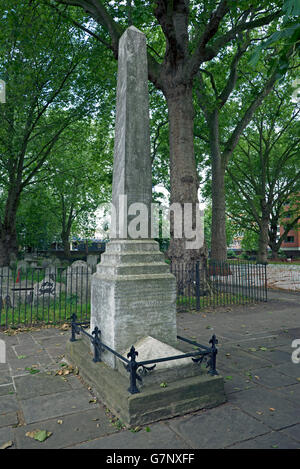 Memoriale di Daniel Defoe (1659-1731) nei campi Bunhill, City Road, Londra, Inghilterra, Regno Unito. Foto Stock