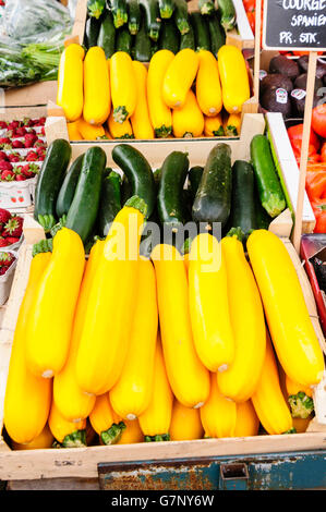 Verde e giallo le zucchine per la vendita su un mercato in stallo. Foto Stock