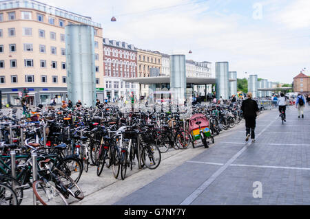 Grande numero di biciclette parcheggiate alla stazione di Norreport in Copenhagen. Foto Stock