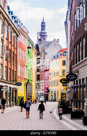 Strada di Copenhagen con i suoi edifici colorati. Foto Stock