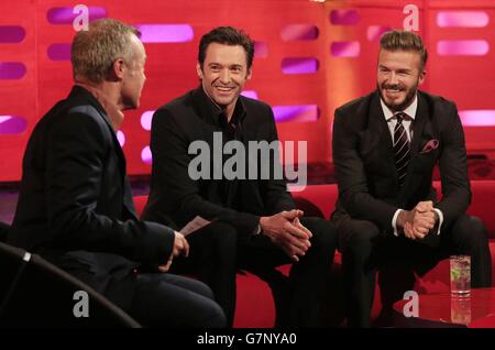 (Da sinistra a destra) host Graham Norton, Hugh Jackman e David Beckham durante le riprese del Graham Norton Show presso i London Studios, nel centro di Londra. Foto Stock